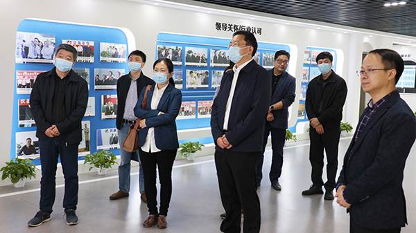 浙江省農業科學院黨委委員、副院長楊華一行參觀托普云農展廳